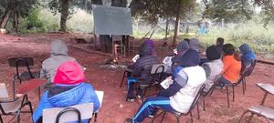 Comunidad educativa de Guayaybí reclama la construcción de aulas para que los alumnos dejen de estudiar bajo los árboles - Nacionales - ABC Color