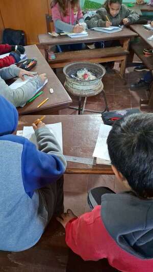 “En el país maravilloso” de Peña: usan brasero para estudiar y urgen abrigos y calzados en escuela rural - Nacionales - ABC Color