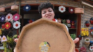 Hace artesanías de yerba mate y café ya usados