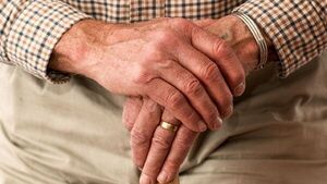 Fiscalía imputa a cuidadora tras maltratar a un abuelo