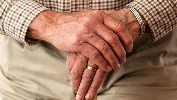 Fiscalía imputa a cuidadora tras maltratar a un abuelo