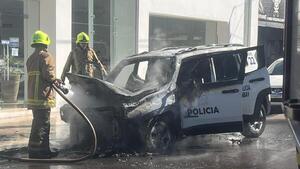 Video: Fuego consume patrullera en la vía pública en Pedro Juan Caballero