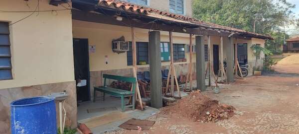 Abandonado por sus autoridades: funcionarios de Emboscada salvan centro de salud - Nacionales - ABC Color