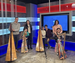 Innovación musical: niños paraguayos aprenden arpa con instrumentos de cartón - .::Agencia IP::.