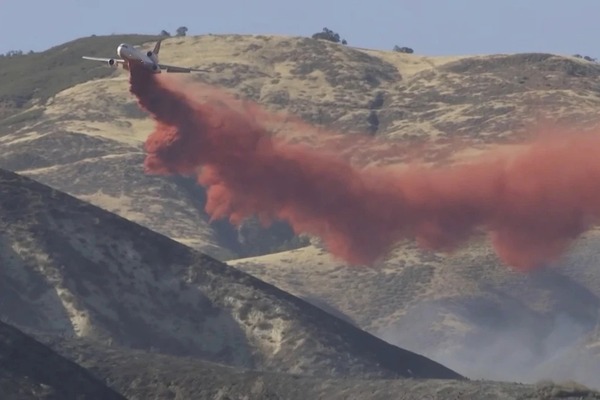 Incendios en California ganan terreno mientras clima seco y caluroso aumenta riesgo