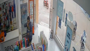 Video: Robó champú tres veces en farmacias y actuó con un machetillo