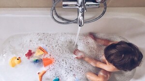 ¿Por qué no es necesario bañar a los niños todos los días en invierno?