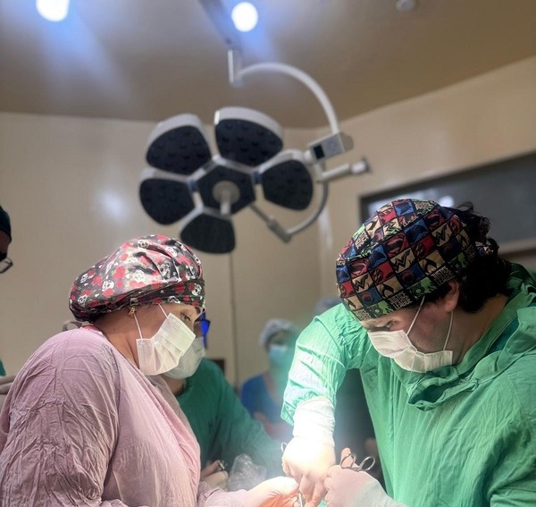 Primera extracción de quiste de ovario vía cirugía laparoscópica en Minga Guazú