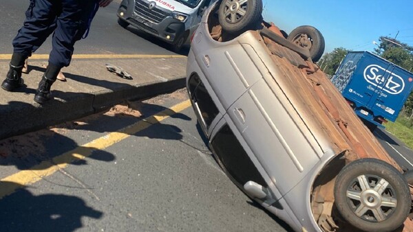 Accidente en Ñemby: Vehículo vuelca después de rozar con un camión