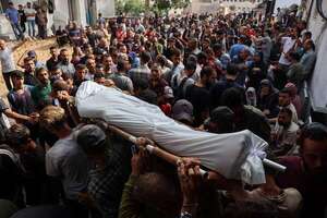 Al menos 15 personas asesinadas en bombardeo israelí contra tiendas de refugiados en Gaza - Mundo - ABC Color