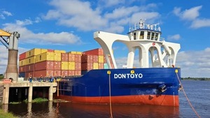 Don Toyo, el mayor portacontenedores de aguas interiores del mundo, es retenido en Argentina