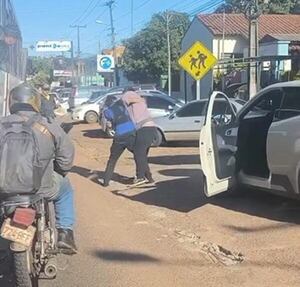 Video: gresca entre chofer de bus y otro conductor - Policiales - ABC Color