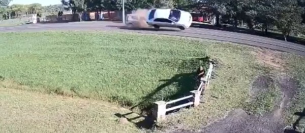 Impactante choque y vuelco en Horqueta: conductor se salvó de milagro - trece