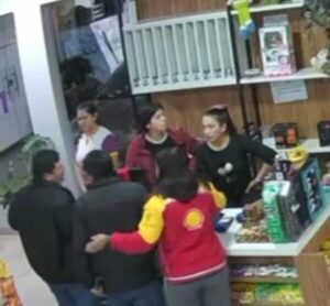 (VIDEO)Docente de Universidad de Canindeyú toqueteó a una yiyi “ahí abajo” y ligó sopapo