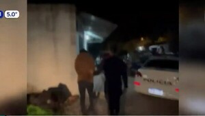 Se metió a robar y se escondió bajo la cama con un cuchillo