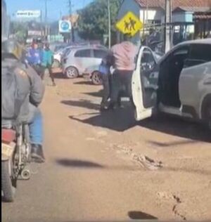 (VIDEO) Conductor roció desodorante de ambiente a chofer de bus y se agarraron a golpes