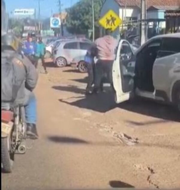 (VIDEO) Conductor roció desodorante de ambiente a chofer de bus y se agarraron a golpes