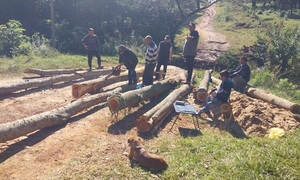Cansados de esperar, vecinos de Santa Librada reparan camino destruido por camión de "Osvaldito" Mora - OviedoPress