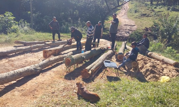 Cansados de esperar, vecinos de Santa Librada reparan camino destruido por camión de "Osvaldito" Mora - OviedoPress