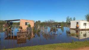 Arroyos desbordados dejan 200 familias damnificadas en Nueva Italia - Nacionales - ABC Color