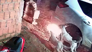 Video: Prenden fuego a vehículo en medio de problemas entre vecinos en Pedro Juan Caballero