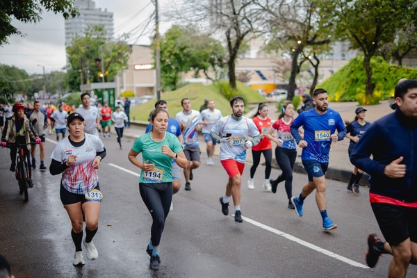 ueno bank acompañó con éxito la Corrida Dequení 2025 en su 40° aniversario