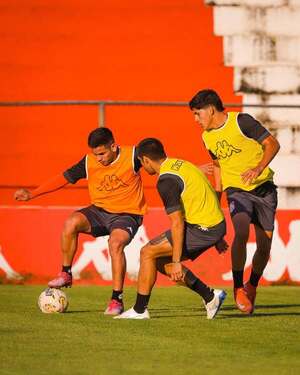 El Alto Paraná con un equipo y varios futbolistas en el Clausura - La Clave