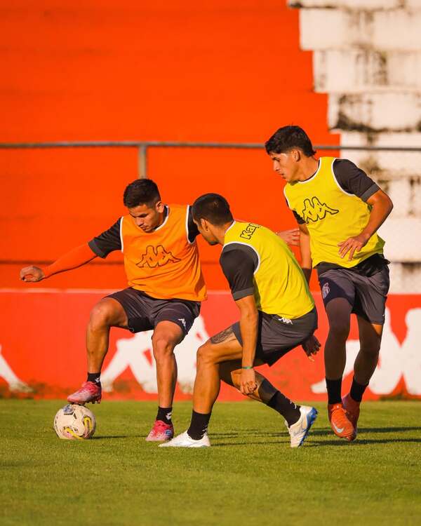 El Alto Paraná con un equipo y varios futbolistas en el Clausura - La Clave