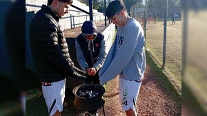 Por el friazo, jugadores del Rayadito se calentaron con un brasero antes del partido
