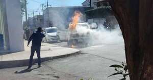 Diario HOY | Susto en Pedro Juan Caballero: patrullera ardió en llamas en plena calle