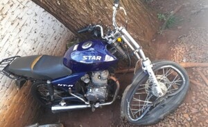 Motociclista lesionado tras chocar contra un auto que le salió al paso