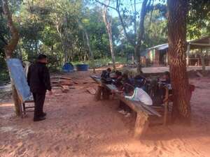 Todo sigue igual en escuela de Itaguazú: dan clases bajo árboles y usan letrina - Nacionales - ABC Color