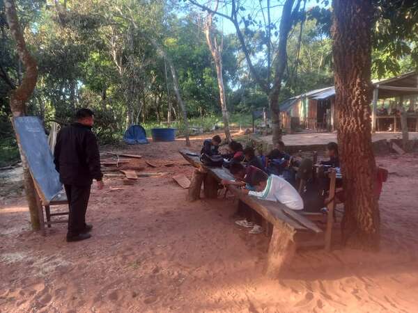 Todo sigue igual en escuela de Itaguazú: dan clases bajo árboles y usan letrina - Nacionales - ABC Color