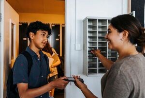 Países Bajos prohibió los smartphones en las escuelas y el nuevo rendimiento académico le da la razón