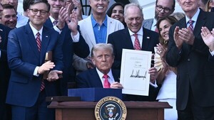 Trump rubrica su ley de recorte fiscal y presupuestario "grande y hermosa" y dice que es su "mayor victoria"