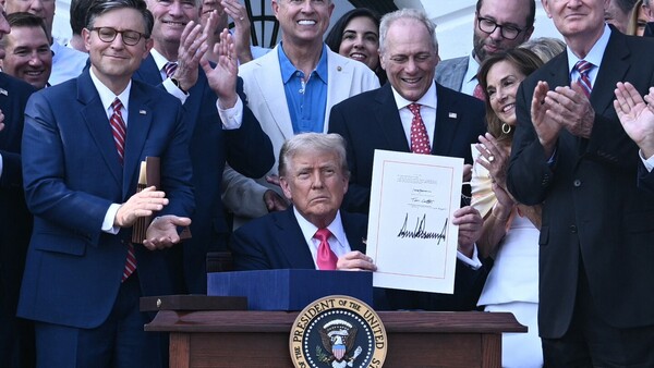 Trump rubrica su ley de recorte fiscal y presupuestario "grande y hermosa" y dice que es su "mayor victoria"