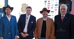 La Nación / Celebran fiesta patria de los EE. UU. al estilo lejano oeste