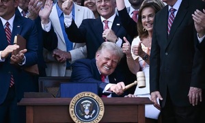 Trump firmó su ley "grande y hermosa" entre aviones y fuegos artificiales en Washington - OviedoPress