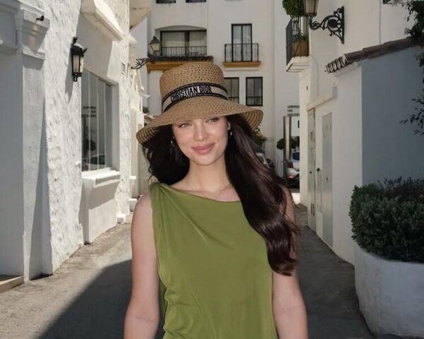 Nadia Ferreira recorriendo las calles de Marbella con estilo y elegancia