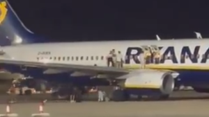 Varios heridos leves en el desembarco de un vuelo en España por falsa alarma de incendio