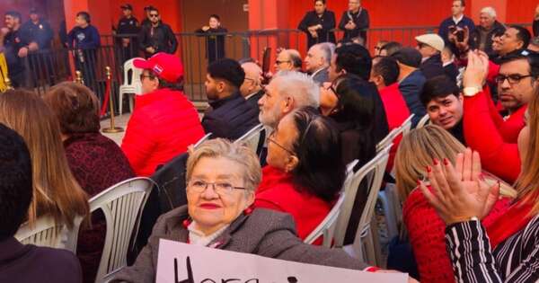 Diario HOY | Saludan a Cartes en la ANR por su cumpleaños