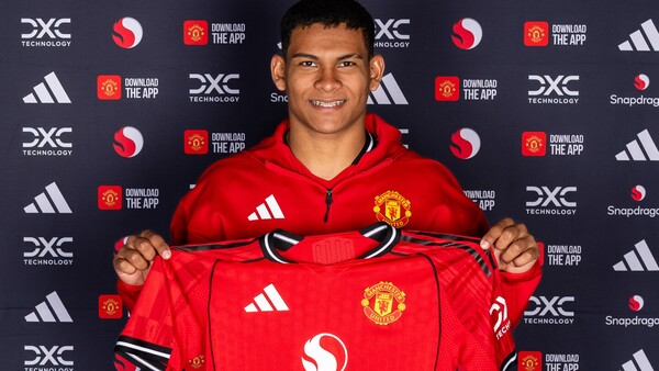 Diego León, presentado en el Manchester United