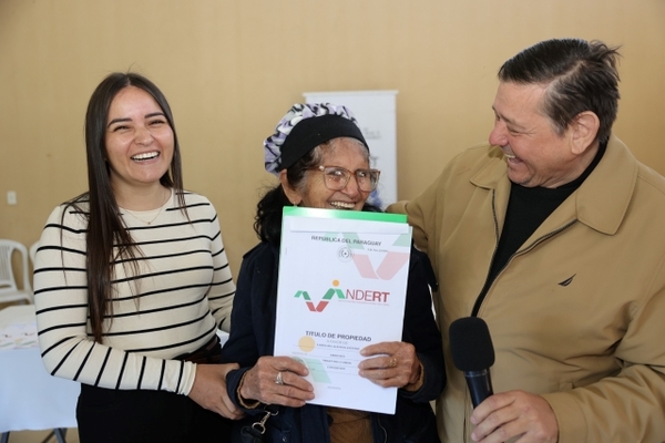 Indert entregó un centenar de nuevos títulos de tierra de la reforma agraria en Concepción - .::Agencia IP::.