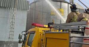 La Nación / Bomberos controlan incendio de gran magnitud en silo de Edelira