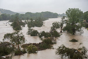 Crecida de un río tras inundaciones deja 25 muertos y 24 niñas desaparecidas en Texas
