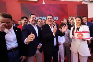 Partidarios colorados celebran cumpleaños de Horacio Cartes en la sede de la ANR - ADN Digital