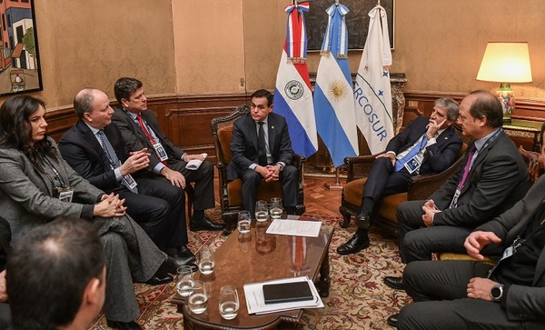 Paraguay trabaja con Argentina para resolver trasbordo de combustibles en la Hidrovía - .::Agencia IP::.