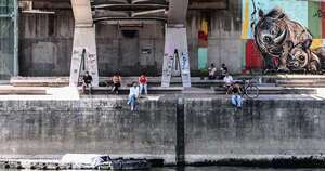 La Nación / Un siglo después se reabre el Sena para los bañistas en París