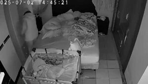 (VIDEO)¡Doña se hizo pasar por niñera para pelar a una familia!
