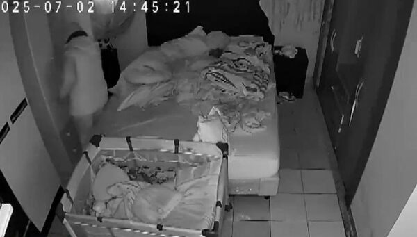 (VIDEO)¡Doña se hizo pasar por niñera para pelar a una familia!